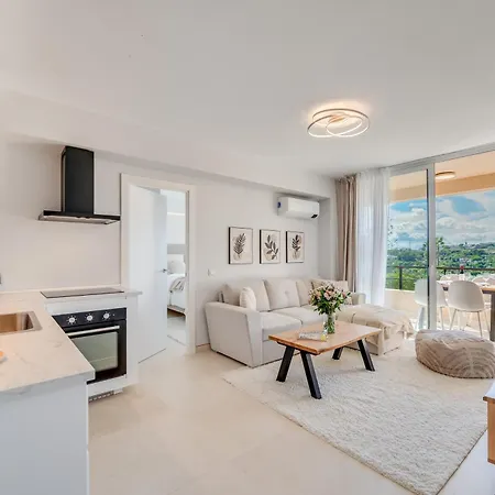 Newly Renovated Sunlit 3 Bdrm With Stunning Views *