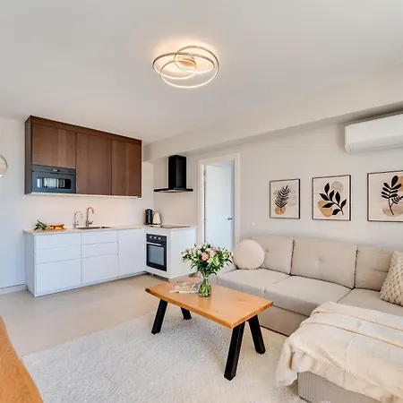 Apartment Newly Renovated Sunlit 3 Bdrm With Stunning Views