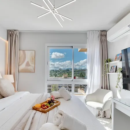 Newly Renovated Sunlit 3 Bdrm With Stunning Views *