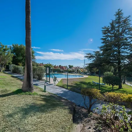 Apartment Newly Renovated Sunlit 3 Bdrm With Stunning Views *