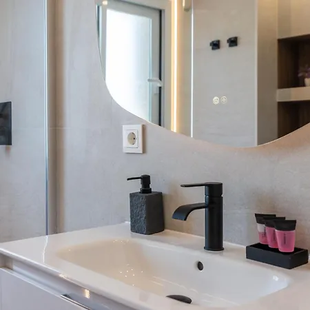Newly Renovated Sunlit 3 Bdrm With Stunning Views