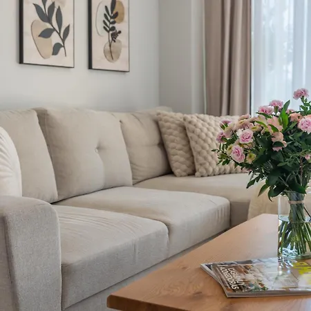 Newly Renovated Sunlit 3 Bdrm With Stunning Views Apartment *