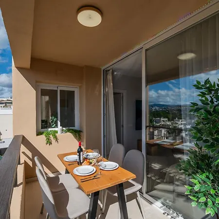 Newly Renovated Sunlit 3 Bdrm With Stunning Views Apartment *
