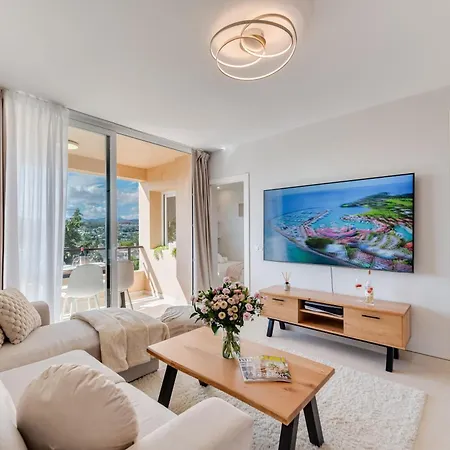 Newly Renovated Sunlit 3 Bdrm With Stunning Views *