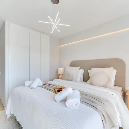 Apartment Newly Renovated Sunlit 3 Bdrm With Stunning Views *