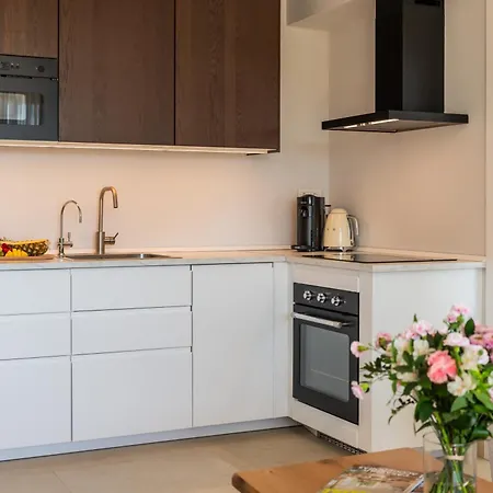 Newly Renovated Sunlit 3 Bdrm With Stunning Views *