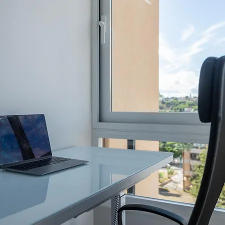 Apartment Newly Renovated Sunlit 3 Bdrm With Stunning Views *