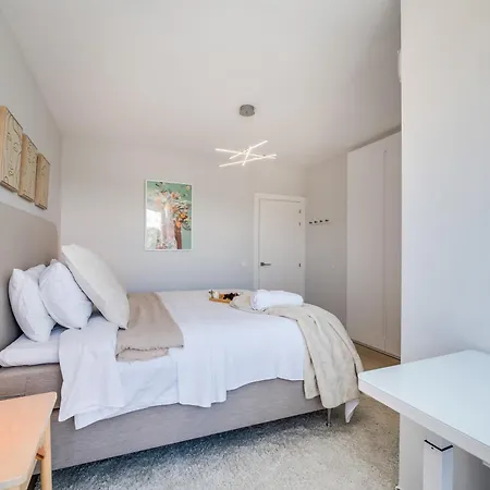 Newly Renovated Sunlit 3 Bdrm With Stunning Views Marbella