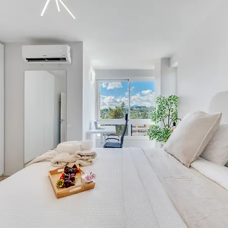 Apartment Newly Renovated Sunlit 3 Bdrm With Stunning Views *