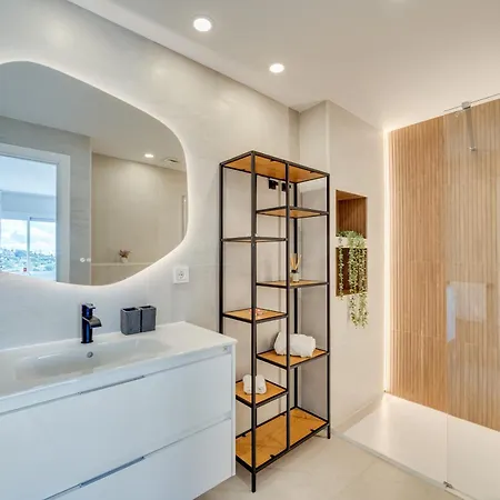 Newly Renovated Sunlit 3 Bdrm With Stunning Views Apartment