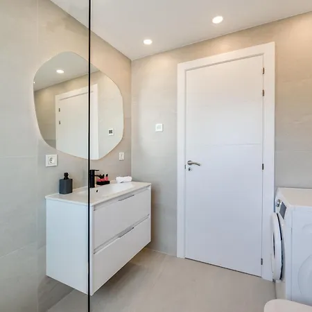 Apartment Newly Renovated Sunlit 3 Bdrm With Stunning Views
